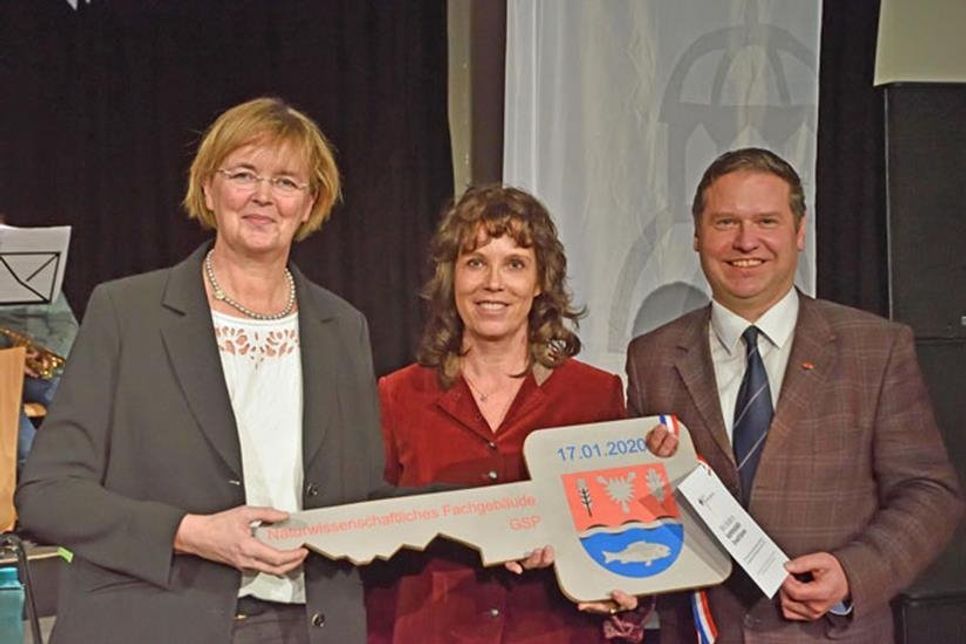 Landrätin Stephanie Ladwig und Kreispräsident Stefan Leyk übergaben den symbolischen Schlüssel an Schulleiterin Anne Paulsen.