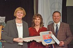 Landrätin Stephanie Ladwig und Kreispräsident Stefan Leyk übergaben den symbolischen Schlüssel an Schulleiterin Anne Paulsen.