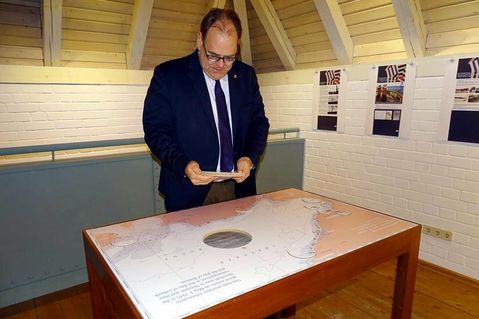 Bürgermeister Mirko Spieckermann entdeckt Informationen direkt am Kartentisch.