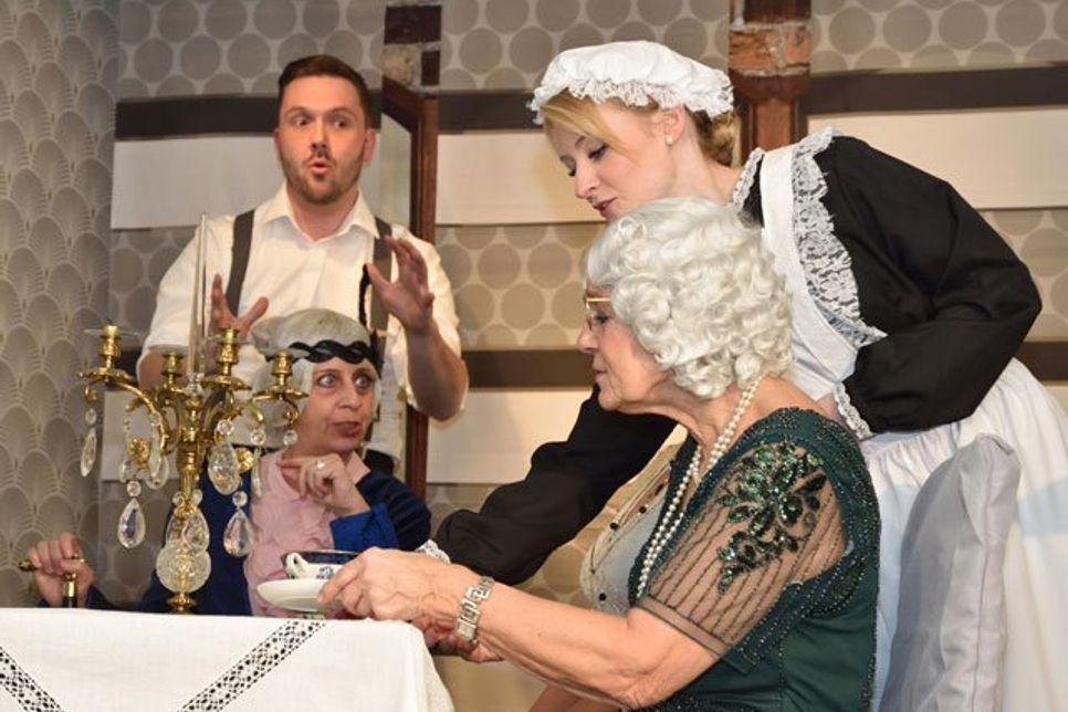 Lady Elisabeth Bellingham (Susanne Schmidt, l.) ist das Opfer einer Erpressung. Detektiv John Stanky hat es aber nicht leicht, in der vermeintlich „besseren Gesellschaft“ mit seinen Ermittlungen voran zu kommen.