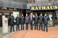 Soldaten der 3. Kompanie mit Bürgervorsteher Rolf Schröder (4. v. lks.) und Bürgermeister Michael Robien (4. v. re.).