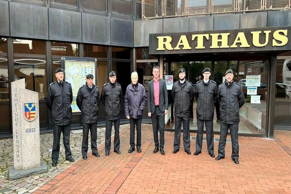 Soldaten der 3. Kompanie mit Bürgervorsteher Rolf Schröder (4. v. lks.) und Bürgermeister Michael Robien (4. v. re.).