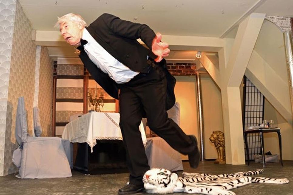 Alfred, nicht James heißt der stolpernde Butler (Jürgen Kaeding) beim „Theater unter’m Dach“.