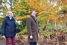 Bad Schwartaus Bürgermeister Dr. Uwe Brinkmann und Carolin Welchert (Bauamt) waren vor Ort, um die abschließende Pflanzaktion in Augenschein zu nehmen (hier vor dem prächtigen Eisenholzbaum, der erst durch den Rückschnitt der anderen Gehölze entdeckt wurde).  Foto: Stadt Bad Schwartau/hfr