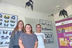 Paula, Aliyah und Leonie aus der 6b freuen sich, dass ihre Kunstwerke in der Opernschuene zu sehen sind – sie haben es aber auch wirklich verdient, dass sie bewundert werden.