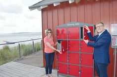 Tanja Schridde von der AktivRegion  Innere Lübecker Bucht schaut sich gemeinsam mit Timmendorfs Bürgermeister Sven Partheil-Böhnke die neuen Schließfächer an.