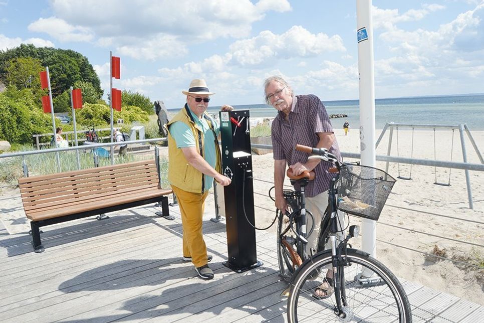 Sierksdorfs Verwaltungschef Udo Gosch (r.) und sein amtierender Amtskollege Heinz-Klaus Drews aus Ratekau testen die Funktionen der Fahrrad-Reparatursäulen.