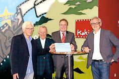 Die Rotarier Dieter Herold (2.v.l.) und Dr. Hans-Eckhard Tribess (2.v.r.) übergaben 500 Euro als Spende an Jörn Krause (l.) und Michael Schopenhauer aus dem Vorstand des Kommunalen Kinos. (Foto: hfr)