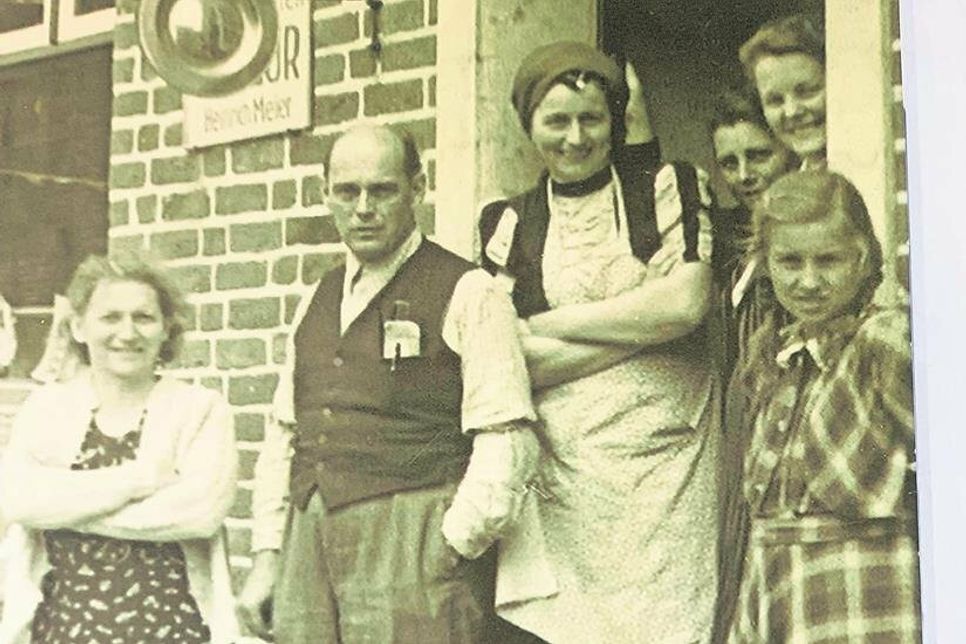Dieses Foto aus den 50er Jahren zeigt Firmengründer Heinrich Meier im Kreise seiner Kundschaft.