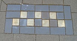 Sieben Stolpersteine erinnern an Familie Rosenblum in der Hoheluftstraße.