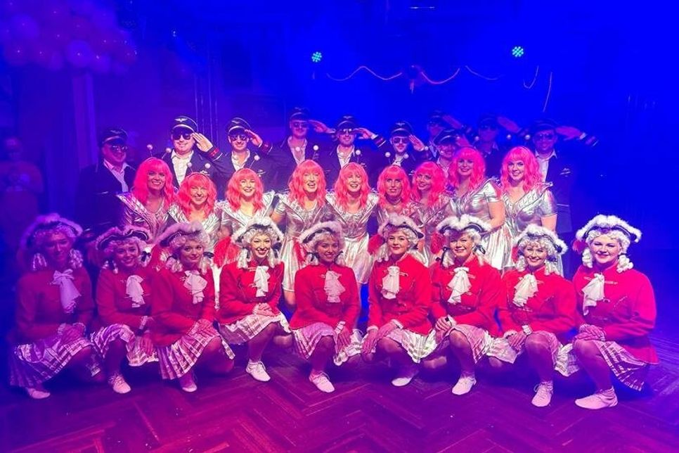 Funkengarde (vorne), Tanzgarde (Mitte) und Männergarde (hinten) stellten sich zum Gruppenfoto auf.