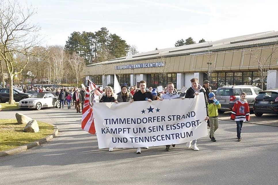 Weit über 200 Befürworter einer Sanierung des ETCs nahmen am vergangenen Samstag bei bestem Wetter an der Demo in Timmendorfer Strand teil. (Foto: hfr)