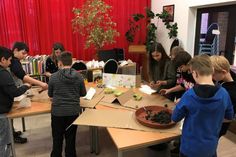 Die Kinder beim Wildblumensaatkugeln kneten.