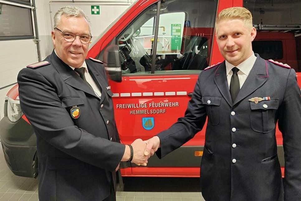 Der langjährige Wehrführer der Freiwilligen Feuerwehr Hemmelsdorf, Frank Miersen, übergibt sein Amt im April an den neu gewählten Wehrführer Hendrik Wenske (rechts).