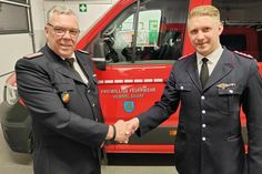 Der langjährige Wehrführer der Freiwilligen Feuerwehr Hemmelsdorf, Frank Miersen, übergibt sein Amt im April an den neu gewählten Wehrführer Hendrik Wenske (rechts).