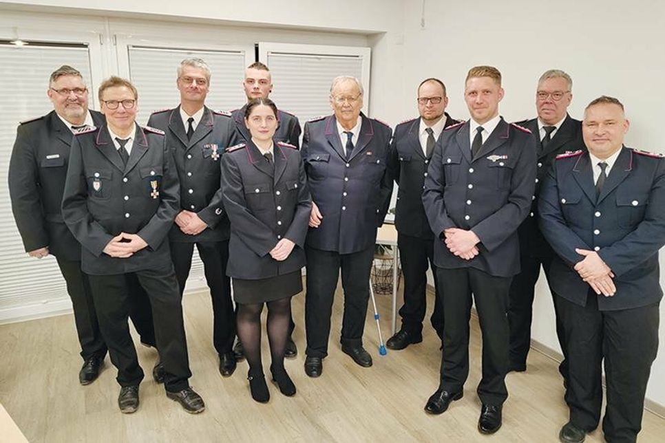 Die Geehrten und Beförderten mit Gemeindewehrführer Thomas Scharbau (links) und der alten und zukünftig neuen Wehrführung von Hemmelsdorf.