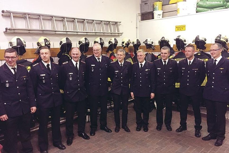 Der Vorstand der Freiwilligen Feuerwehr Stockelsdorf: (v.l.n.r): die Gruppenführer Rene Buchholz und René Andersch, Claus Meinke (stellvertretender Wehrführer), Roland Becker (Wehrführer), Bernd Visser (Kassenwart), Torben Hempel (stellvertretender Gruppenführer), Daniel Wriggers (Gerätewart), Stefan Prüß (stellvertretender Gruppenführer) und Schriftwart Christoph Dornheim. (Foto: FF Stockelsdorf/hfr)