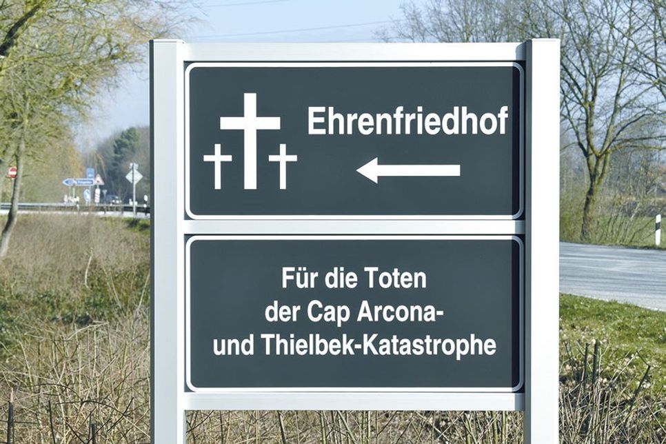Vor einiger Zeit wurde lediglich dieses neue Hinweisschild, das auf den Ehrenfriedhof hinweist, an der B 76 aufgestellt. Das reicht aber nicht aus, so die Vertreter der Arbeitsgruppe. (Foto: René Kleinschmidt)