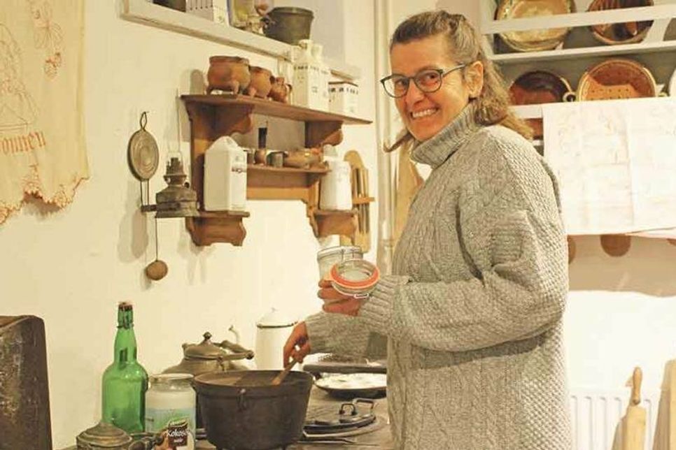 „Kosmetik einfach selber machen“ können die Teilnehmer des Workshops mit Claudia Hofer im Dorf- und Schulmuseum Schönwalde. Die Produkte reichen vom Lippenbalsam und Handcreme über Handwaschpaste und Deo-Creme bis hin zu einem Kaffee-Peeling.