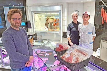 Lehrer Christian Gosch besucht seine Schützlinge jede Woche vor Ort in den Betrieben – auch Giona La Monica, auf den Unternehmerin Katja Habermann große Stücke hält.