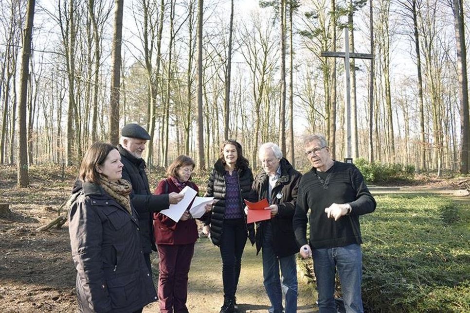 Die Süseler Pastorin Kristina Warnemünde (von links), Michael Hanfstängl (Kirchenkreis Ostholstein), Dr. Ingaburgh Klatt (Gedenkstätte Ahrensbök), Almuth Jürgensen (Pastorin Stockelsdorf), Pastor Lutz Tamchina und Dorfvorsteher Helmut Kurth machten sich ein Bild vom derzeitigen Zustand des Ehrenfriedhofes in Haffkrug. (Foto: René Kleinschmidt)