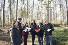 Die Süseler Pastorin Kristina Warnemünde (von links), Michael Hanfstängl (Kirchenkreis Ostholstein), Dr. Ingaburgh Klatt (Gedenkstätte Ahrensbök), Almuth Jürgensen (Pastorin Stockelsdorf), Pastor Lutz Tamchina und Dorfvorsteher Helmut Kurth machten sich ein Bild vom derzeitigen Zustand des Ehrenfriedhofes in Haffkrug. (Foto: René Kleinschmidt)
