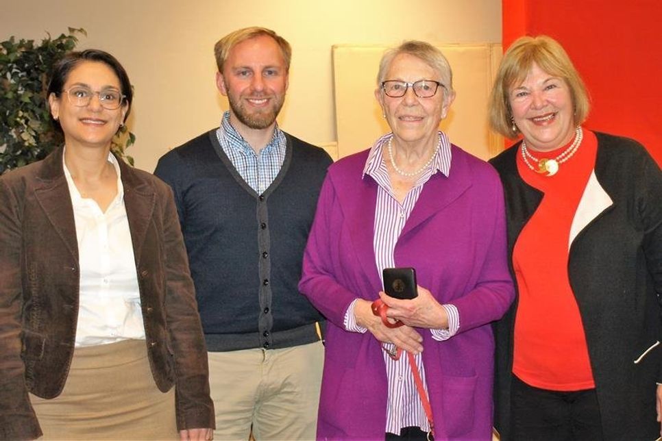 SPD-Bundestagsabgeordnete Bettina Hagedorn (re.) ehrte Antje-Marie Steen (2. v. re.) für ihr jahrzehntelanges Engagement.