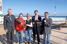 Freuen sich auf kommenden Sonntag und den 14. „Sparkassen-Ostseelauf“: Timmendorfs Tourismuschef Joachim Nitz (v.r.), Volker Schinkewitz von der Sparkasse Holstein, Sabine Bremeyer und Udo Brechtel aus dem Organisationsteam des NTSV Strand 08 sowie Fred Bobzin, ebenfalls von der Sparkasse Holstein. (Foto: Stefan Setje-Eilers)