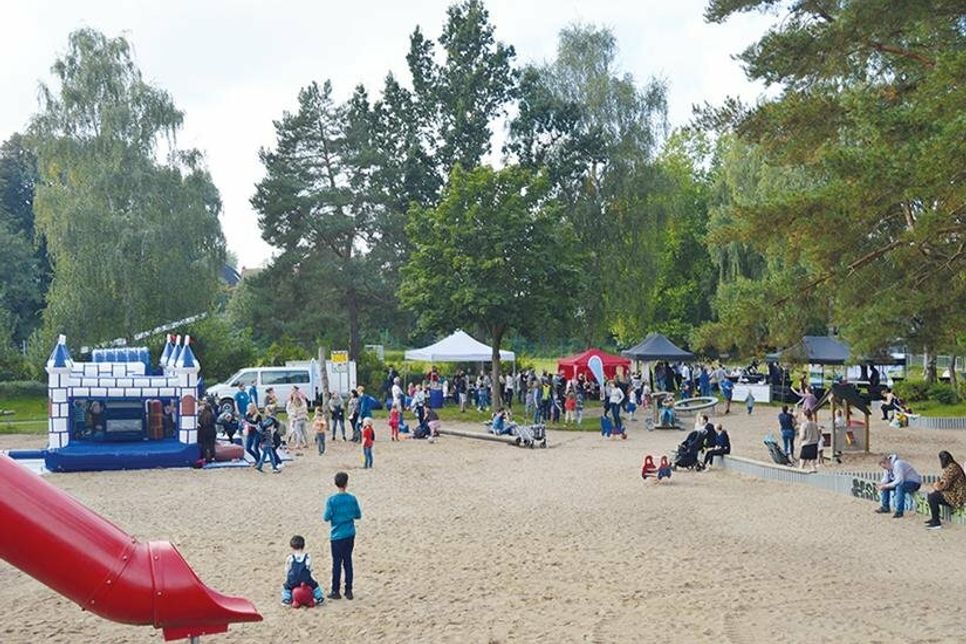 Bei bestem Wetter fanden sich rund 60 Erwachsene und zirka 100 Kinder im Moorwischpark ein, um einen abwechslungsreichen Nachmittag zu erleben.