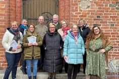 Sabine Höft-Dammer (Kreativ-Werkstatt Kattenberg), Jan Kollwitz (Japanische Keramik), Christian-Friedrich Grimm (Bio-Apfelhof Grimm), Gisela Ebert (Atelier an der Kate), Heike Lellmann (Lelli Photo) (hinten v. lks.), Eike Steensen (Landkunststück e.V.), Lina Dammer (Tourismus-Service Grömitz), Grit Reibe (Klostercafé), Elke Tittelbach (Werkstatt der Träume) und Anette Hardes (Vintage Möbel Design &amp; Pastellmalerei) (vorne v. lks.).