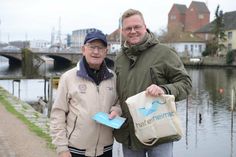 Albert Haase (lks.) hat viel für Neustadt getan, wobei er stets betont, dass es eine Familienleistung gewesen sei. Sven Muchow bedankte sich stellvertretend für den Gewerbeverein für dieses Engagement.
