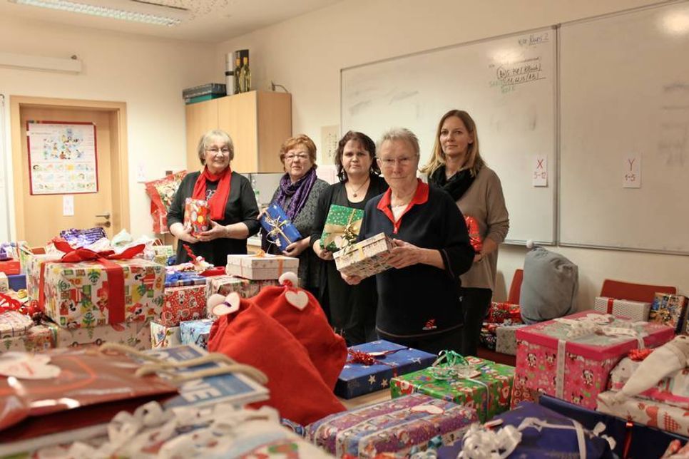 Marion Esser (lks.) mit ihren Helferinnen vor der Verteilung der Geschenke an die Kinder.