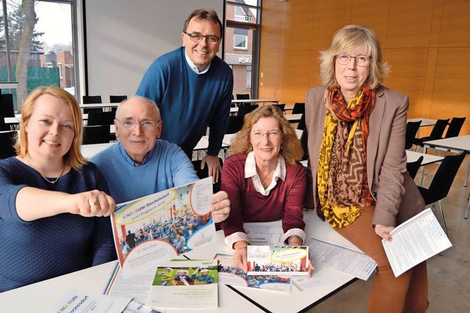 Mit Kristina Severin (l.) vom „Haus der kleinen Forscher“ stellten Volker Olbers (v.l.), Manfred Beckmann, Angela Prüß und Brigitte Rahlf-Behrmann aus dem Stiftungsvorstand das Programm 2018 der Kinderuni vor. Start ist am kommenden Samstag. (Foto: Stefan Setje-Eilers)