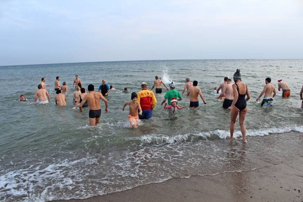 Nichts für Weicheier: Anbaden in Dahme am Neujahrstag um 12 Uhr.