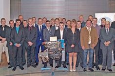 Gemeinsam mit den Lehrlingen freuten sich (von links): Obermeister Frank Famulla, der Vorsitzende des Prüfungsausschuss Reinhard Henß-Tamm, Lehrlingswart Rolf Schöning und Michael Ringelhann, Vorstandsmitglied der Sparkasse Holstein.