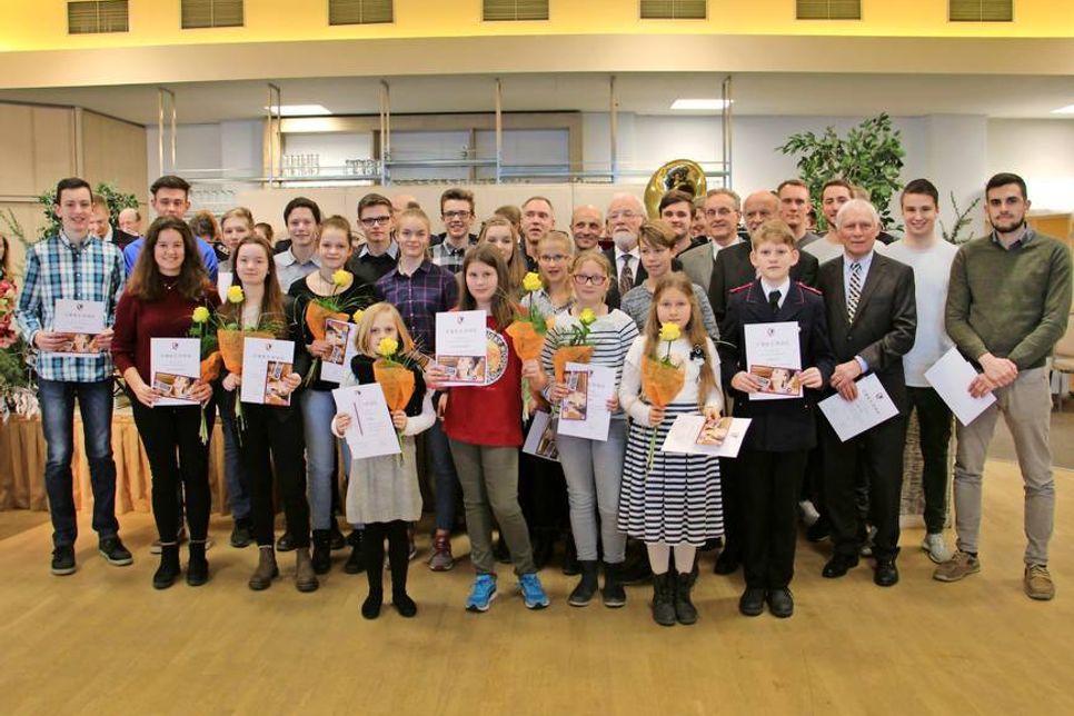 36 Sportler und zwei Vereine erhielten im Rahmen der gemeindlichen Sportlerehrung viel Anerkennung, Applaus und Urkunden.