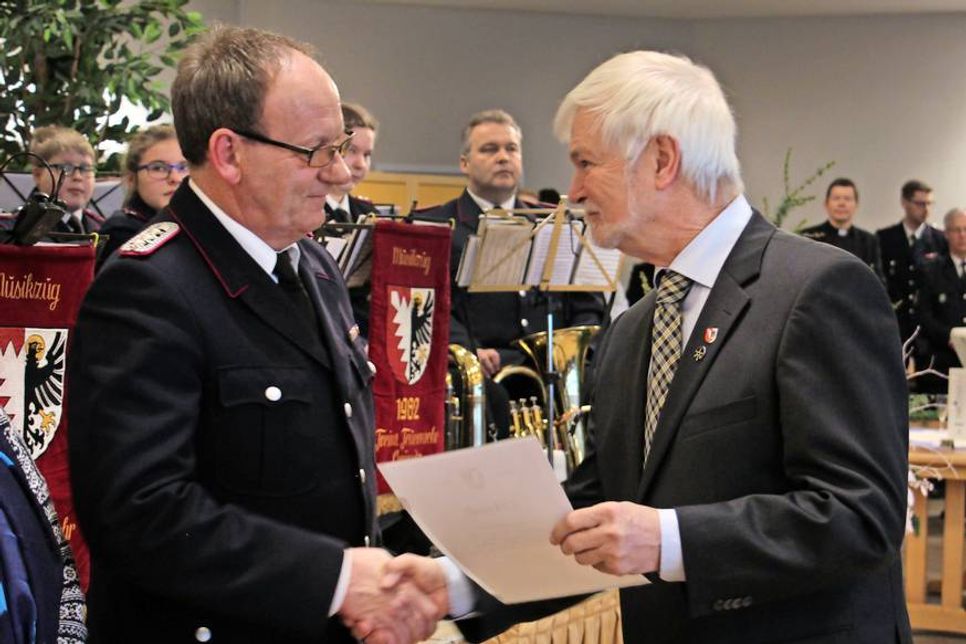 Volker Lucka (lks.) war bis März 2016 stellvertretender Wehrführer der Feuerwehr Suxdorf-Nienhagen und wurde von Bürgervorsteher Heinz Bäker geehrt.