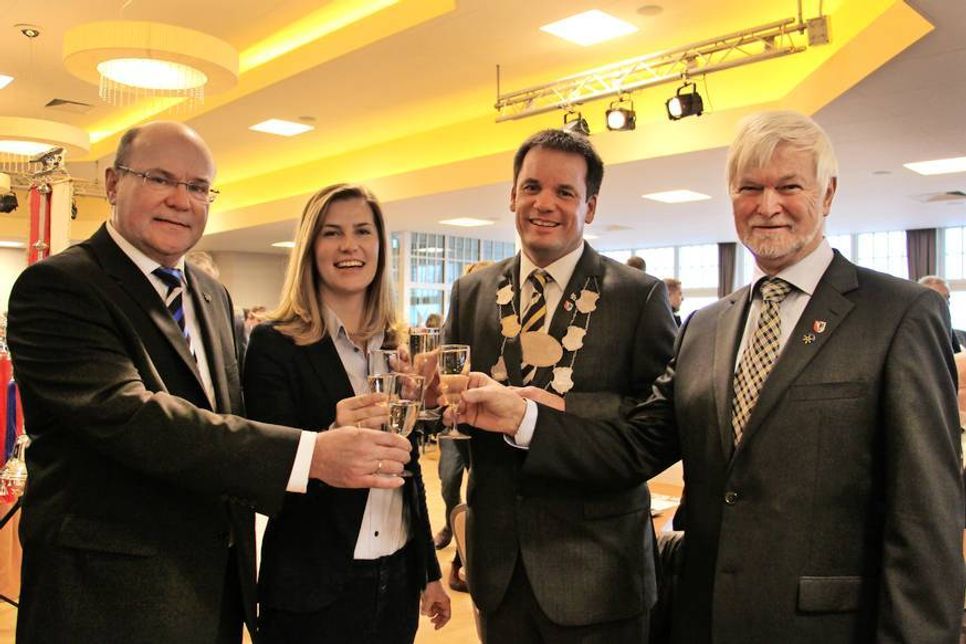 Stießen auf gute Zusammenarbeit im neuen Jahr an: die neuen Betriebsleiter des Tourismus-Service Grömitz Lars Widder (Verwaltung und Finanzen), Janina Kononov (Marketing) sowie Bürgermeister Mark Burmeister und Bürgervorsteher Heinz Bäker (v. lks.).