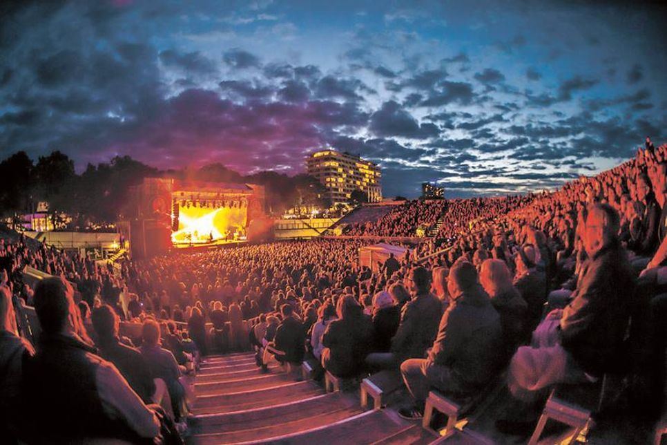 In der „Strand-Arena“ an der Maritim Seebrücke treten im September Sarah Connor, Felix Jaehn und Roland Kaiser auf. (Foto: Olaf Malzahn)
