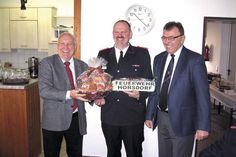 Im Namen der Gemeinde Stockelsdorf überreichte der stellvertretende Bürgermeister Jens Andermann (l.) mit Bürgervorsteher Manfred Beckmann einen Präsentkorb an Ortswehrführer Sven Asmußen.