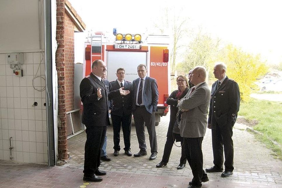 Im Anschluss an den offiziellen Teil führte Sven Asmußen einige der ­Gäste durch das Feuerwehrgerätehaus und erinnerte nochmals an den Brand, der vor einem Jahr hier ausgebroachen war. (Text und Fotos: FF Horsdorf)