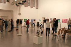 Bereits bei der Eröffnung lockten die Kunstwerke und Bilder zahlreiche Besucher an.