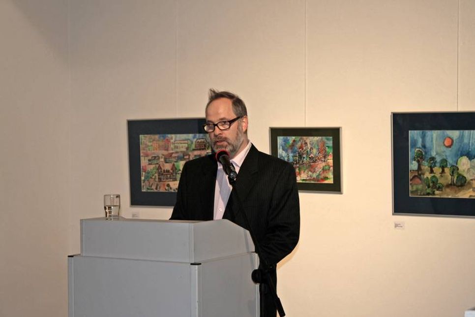 Dipl. Kunsttherapeut Reimer Faust eröffnete die Ausstellung.