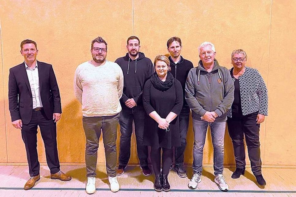 Bürgermeister Thomas Keller (von links) mit dem neuen Dorfvorstand von Pansdorf, Dorfvorsteher Christian Bruns, Jens-Henning Rathje, Stellv. Dorfvorsteherin Julia Nodorp, Sven Klusmann, Kay-Uwe Westfahl sowie Bürgervorsteherin Gabriele Spiller.