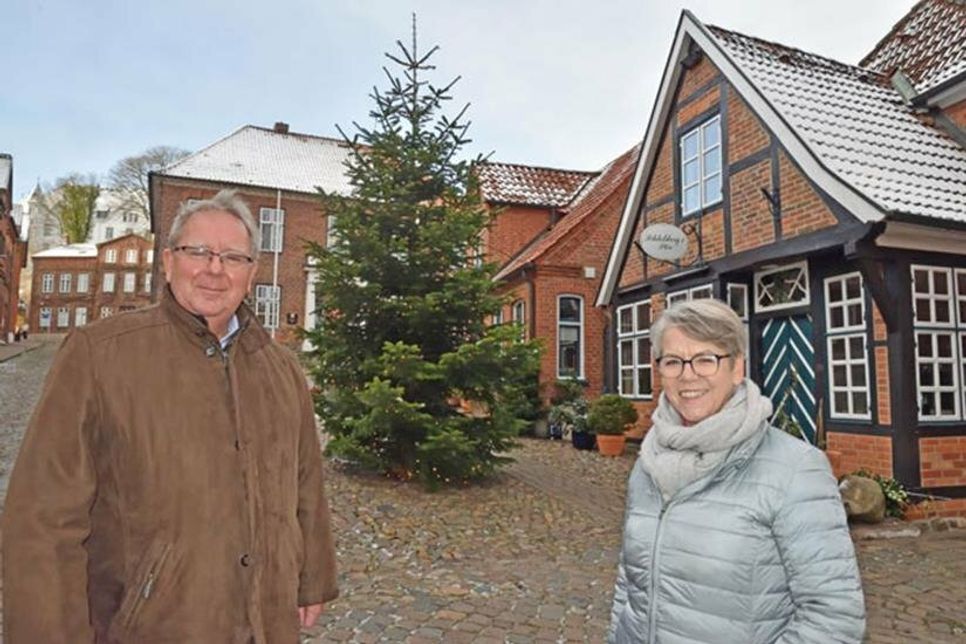 Wiebke Kiß, Vorsitzende von Stadtmarketing, und Bürgermeister Lars Winter, zweiter Vorsitzender des Vereins, laden zum „Plöner Wintermärchen“ am kommenden Wochenende ein.