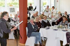 Jos de Kleijn stellte im Rahmen der Matinee eindrucksvolle Bilder aus, die er gerne erläuterte.