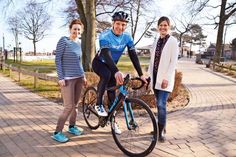 Katharina Volpp (Produktmarketing TALB, links), Radsport-Experte Thomas Hesse und Doris Wilmer-Huperz von der TALB freuen sich auf die erste Rennradwoche im Mai, für die man sich jetzt anmelden kann. (Foto: René Kleinschmidt)