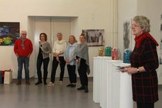 Anke Kessenich (re.), Leiterin des Hans-Ralfs-Hauses, begrüßte die Ausstellenden der Fotogruppe „brennweite“.