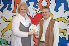 AWO-Vorsitzende Silke Schulenburg überreichte eine Spende an den Vorsitzenden des Schulvereins Winfried Saak.