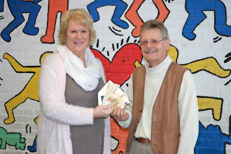 AWO-Vorsitzende Silke Schulenburg überreichte eine Spende an den Vorsitzenden des Schulvereins Winfried Saak.